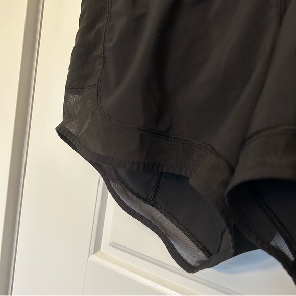 LULULEMON MIND OVER MILES BLACK 3.5 INSEAM LOW RISE SHORT SIZE 2 - Picture 4 of 14